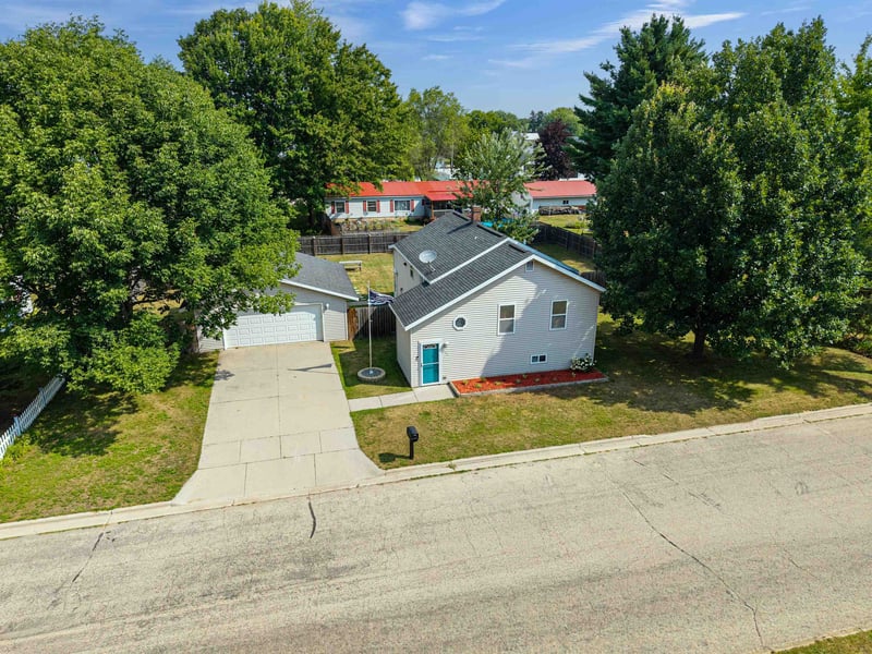 215 7th St, Oconto, WI 54153