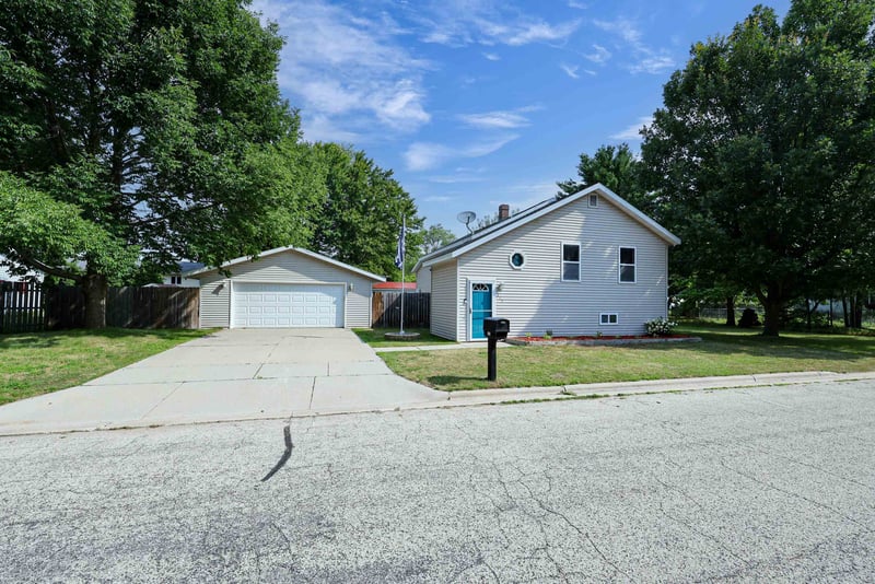 215 7th St, Oconto, WI 54153