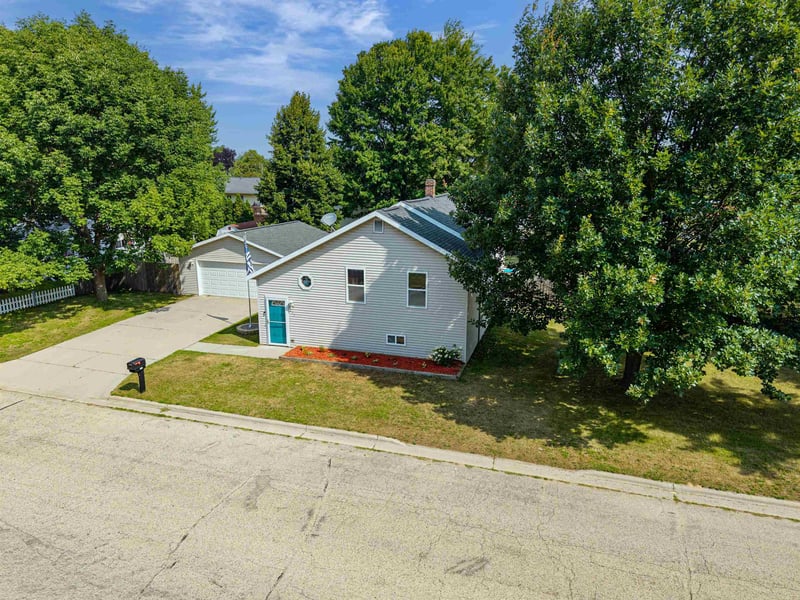 215 7th St, Oconto, WI 54153