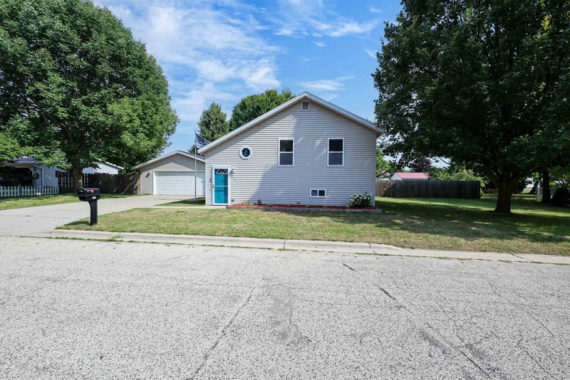 215 7th St, Oconto, WI 54153