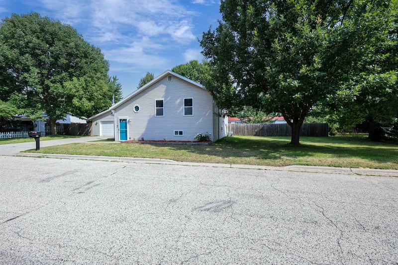 215 7th St, Oconto, WI 54153