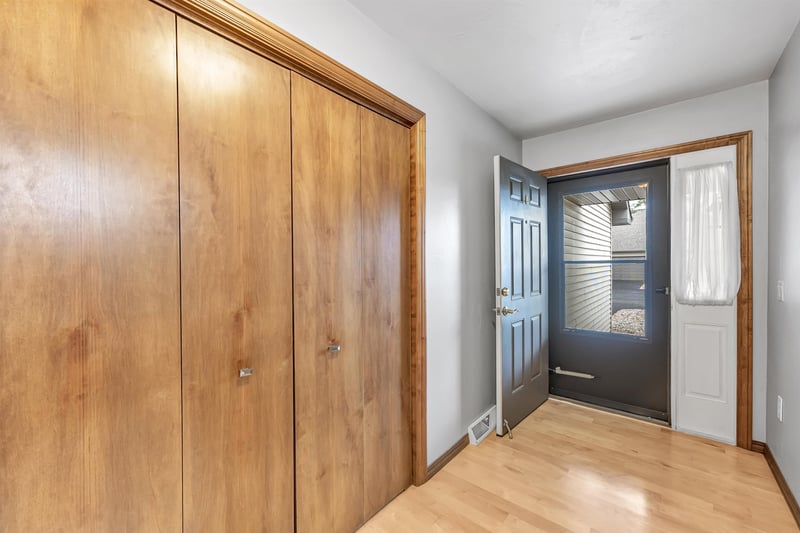 810 East River Dr #E, De Pere, WI 54115-4157