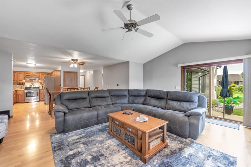 810 East River Dr #E, De Pere, WI 54115-4157