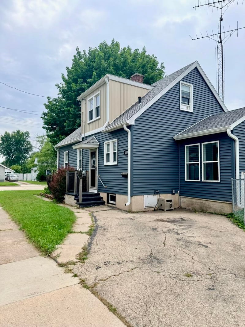 1402 Murdock Ave, Oshkosh, WI 54901