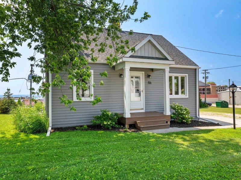 84 North Water St, Algoma, WI 54201