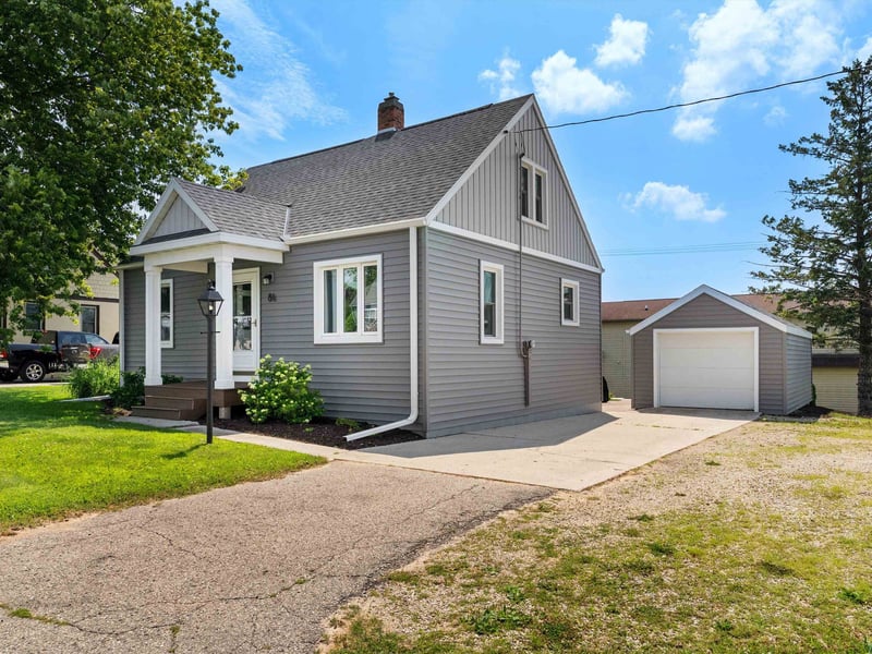 84 North Water St, Algoma, WI 54201