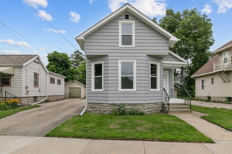 1025 School Ave, Oshkosh, WI 54901