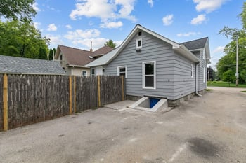 1025 School Ave, Oshkosh, WI 54901