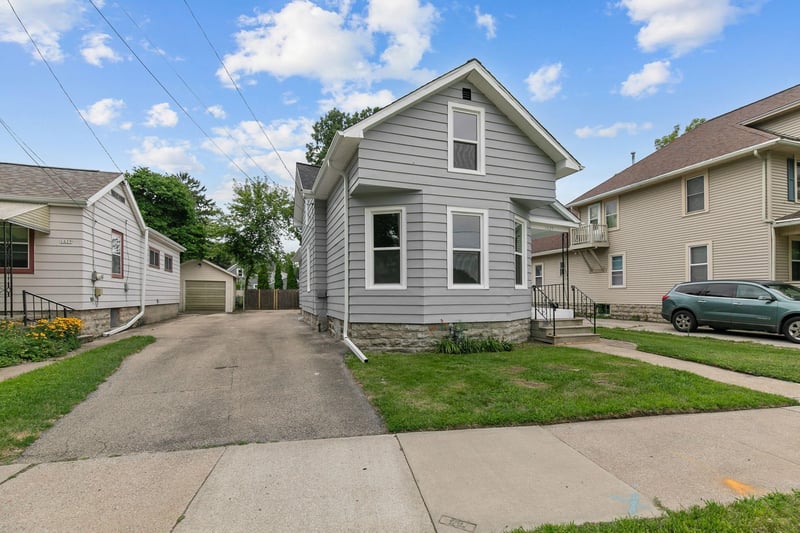 1025 School Ave, Oshkosh, WI 54901