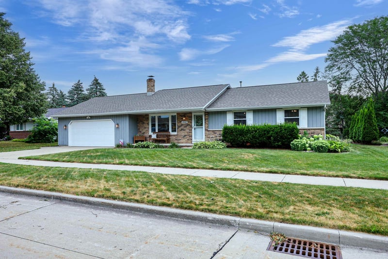 1002 Covenant Ln, Appleton, WI 54915