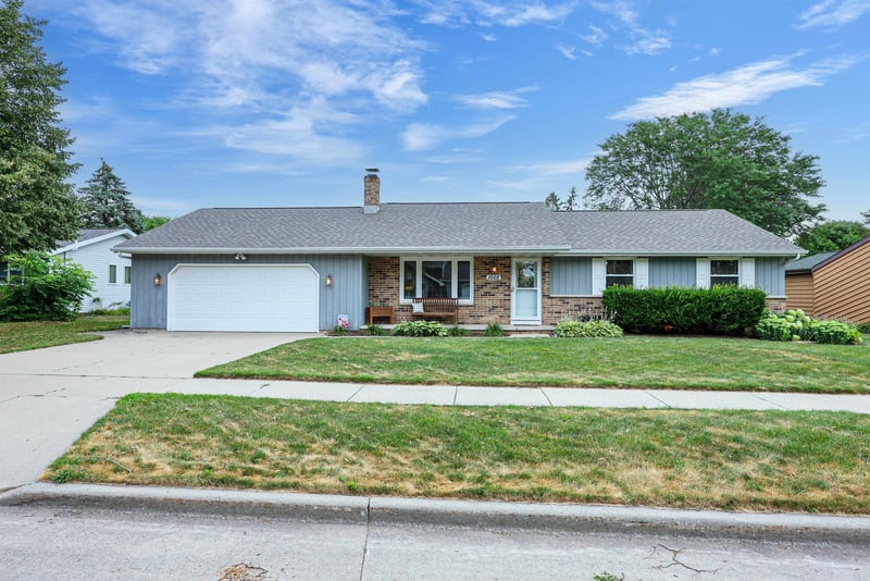 1002 Covenant Ln, Appleton, WI 54915