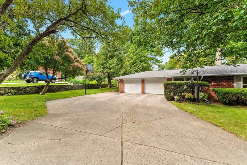 1173 St Lawrence Dr, Green Bay, WI 54311
