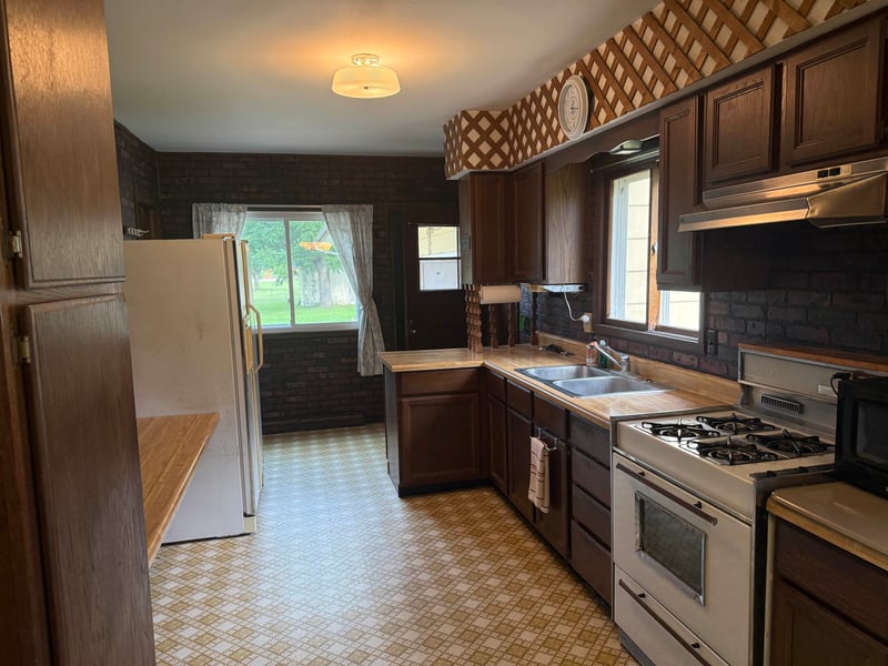 W4633 Buss Dr, Cecil, WI 54111-9410