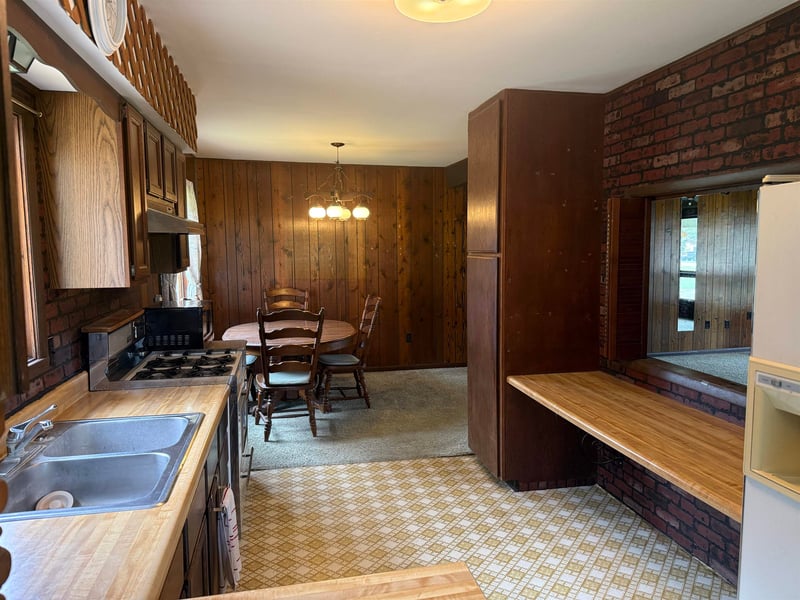 W4633 Buss Dr, Cecil, WI 54111-9410