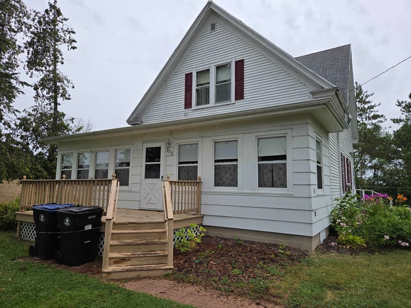302 Zachow St, Cecil, WI 54111