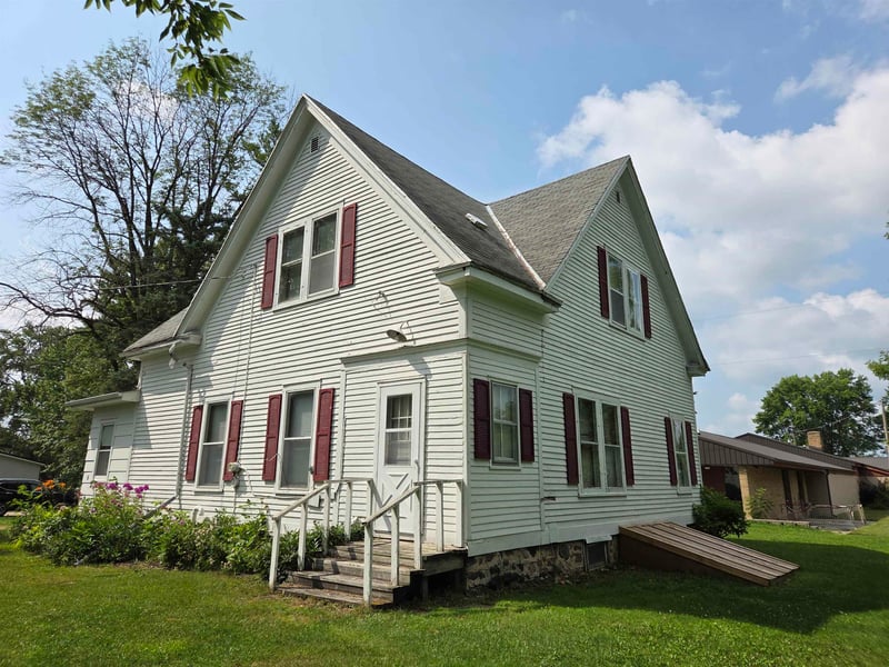 302 Zachow St, Cecil, WI 54111
