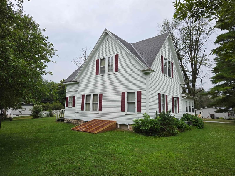 302 Zachow St, Cecil, WI 54111