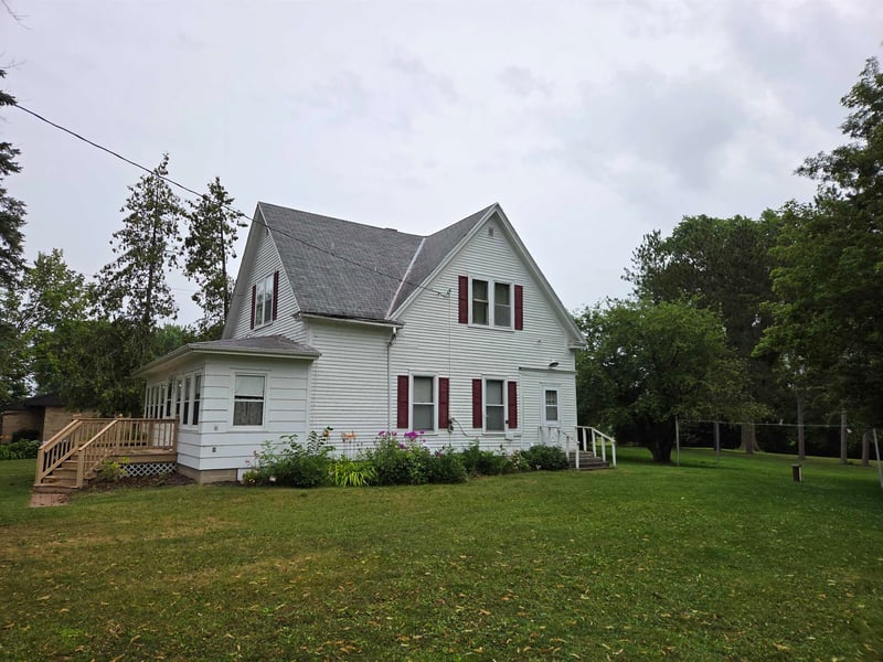 302 Zachow St, Cecil, WI 54111