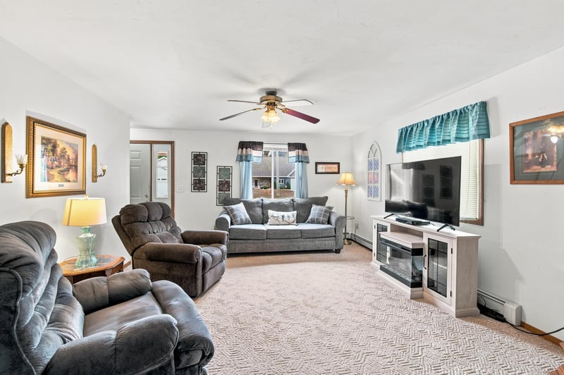 2380 Riverview Dr, Green Bay, WI 54313-6707