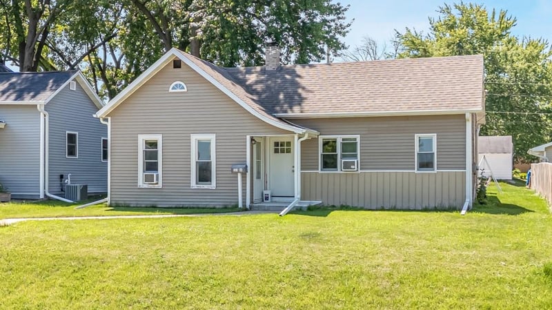113 W 4th St, Kaukauna, WI 54130