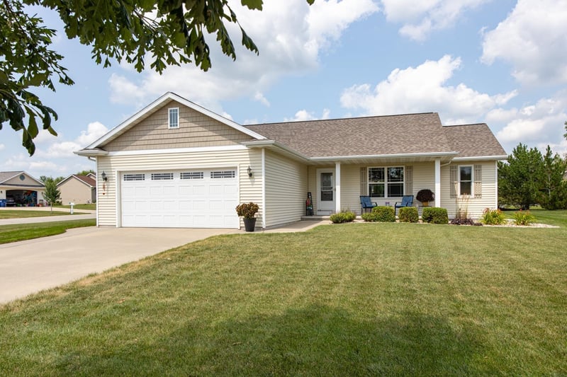 W6196 Sherwood Point Dr, Greenville, WI 54942