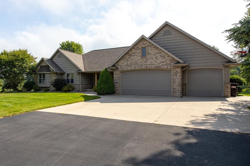 N4326 Red Leaf Dr, Appleton, WI 54913