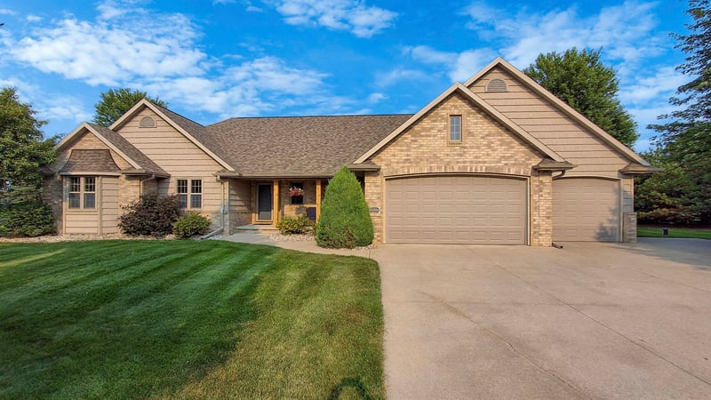 N4326 Red Leaf Dr, Appleton, WI 54913