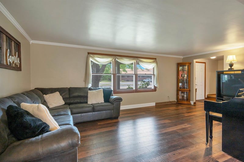 611 Waubaunuqua Trl, De Pere, WI 54115