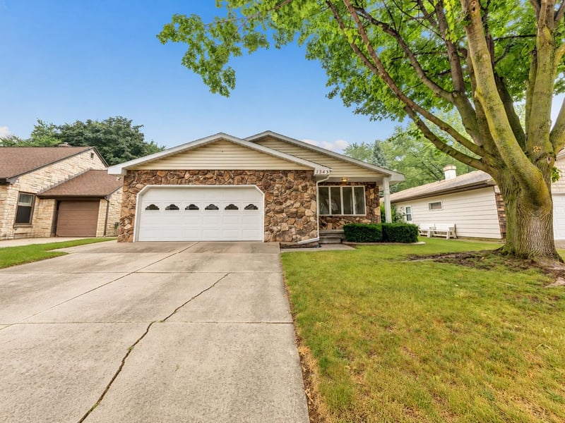 1343 Emilie St, Green Bay, WI 54301-3111