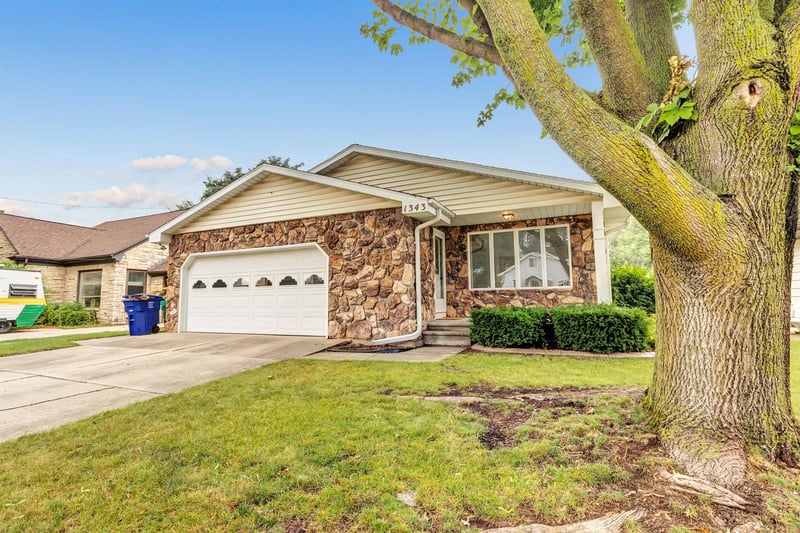 1343 Emilie St, Green Bay, WI 54301-3111