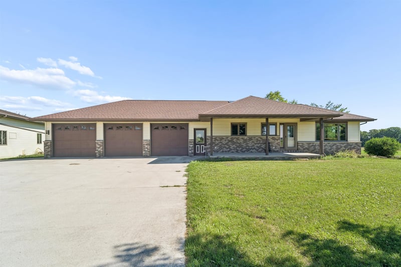 N3200 Minahan Rd, Chilton, WI 53014