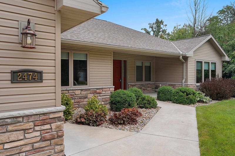 2474 Shady Oak Dr, Green Bay, WI 54304