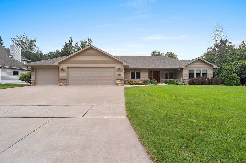 2474 Shady Oak Dr, Green Bay, WI 54304
