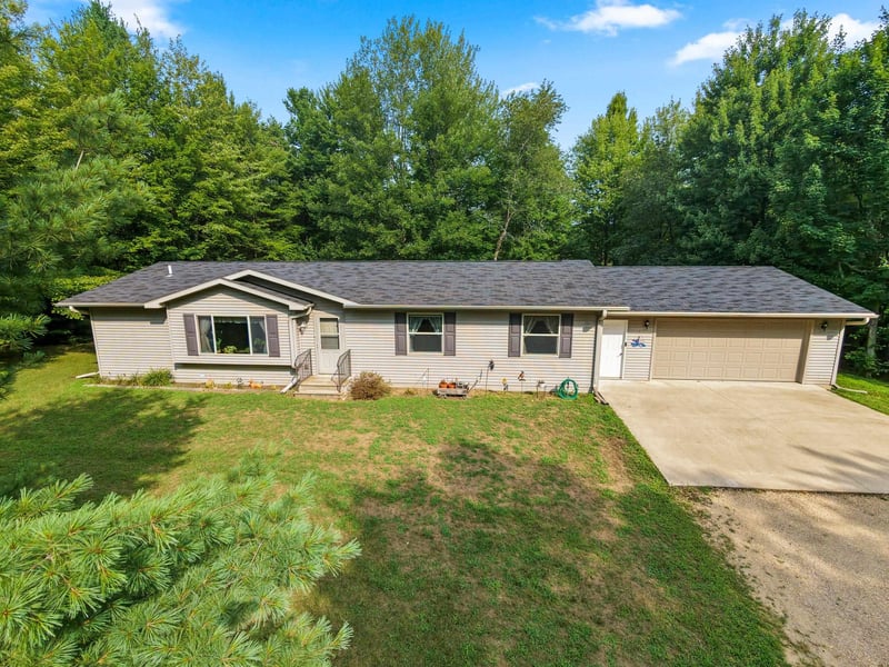 W5065 Rainbow Cir, Shawano, WI 54166