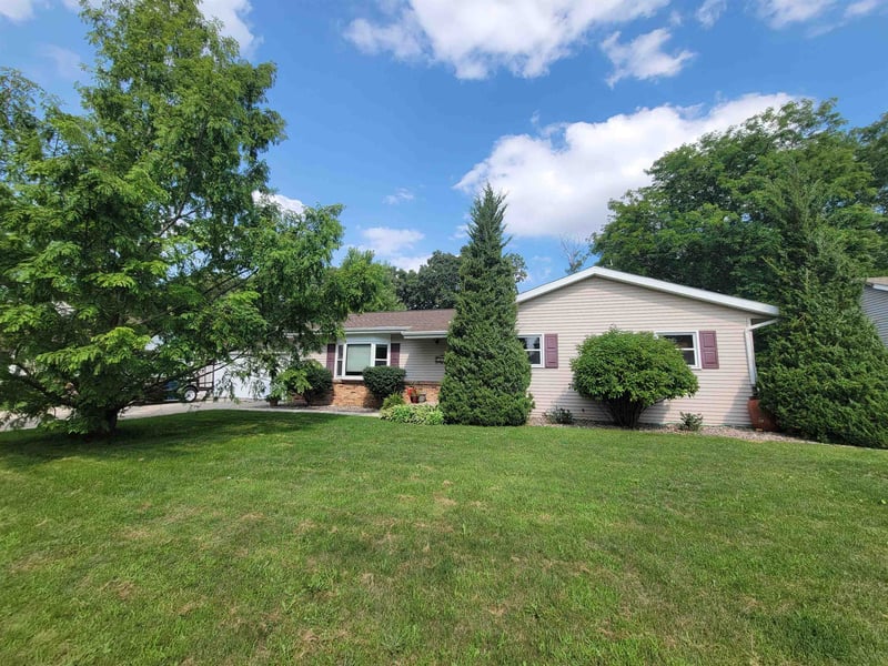 1004 Honey Creek Rd, Oshkosh, WI 54904-9322