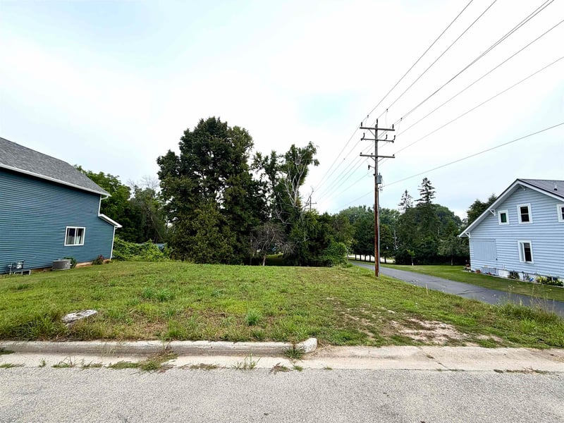 305 Armstrong St, Gillett, WI 54124