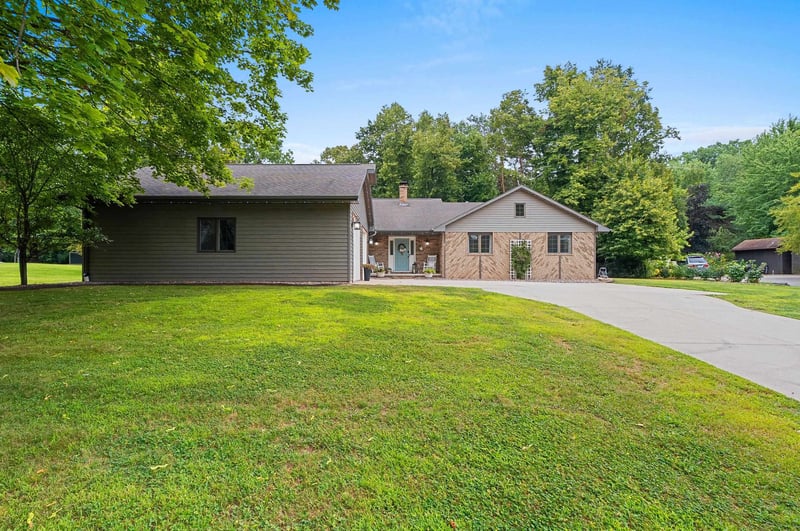915 La Count Rd, Green Bay, WI 54313