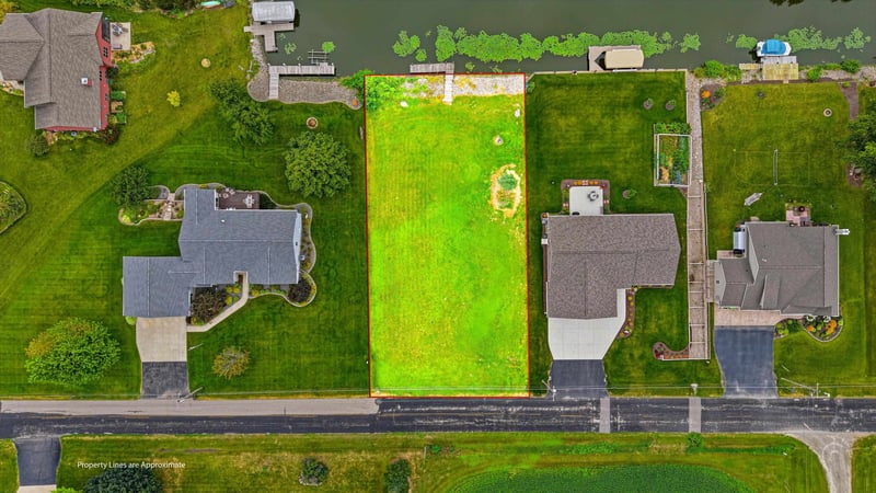 5280 Channel View Dr, Oshkosh, WI 54901-1320