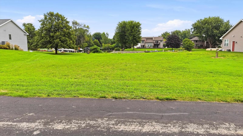 5280 Channel View Dr, Oshkosh, WI 54901-1320