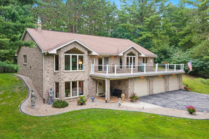 2727 Brook Hills Dr, Suamico, WI 54313-7976