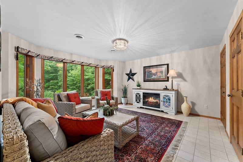 2727 Brook Hills Dr, Suamico, WI 54313-7976