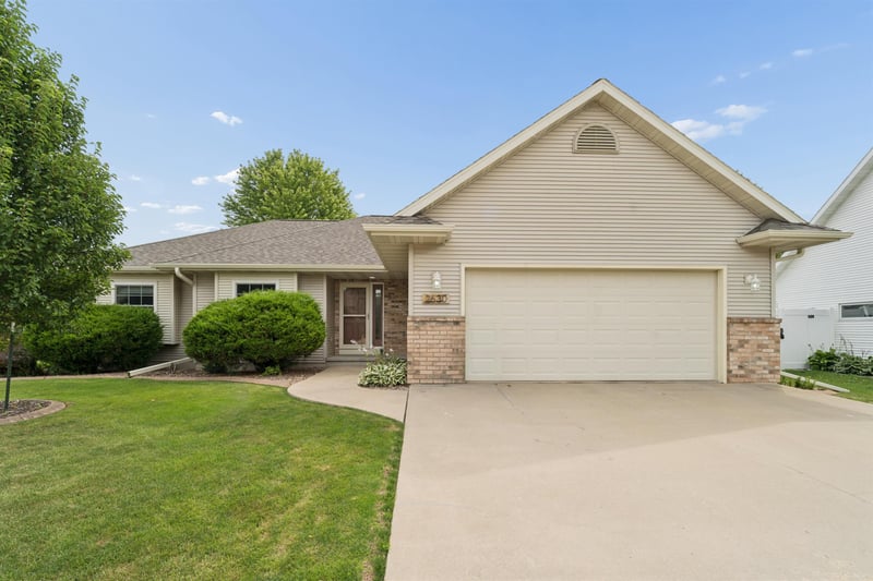 2630 Hearthstone Dr, Oshkosh, WI 54901