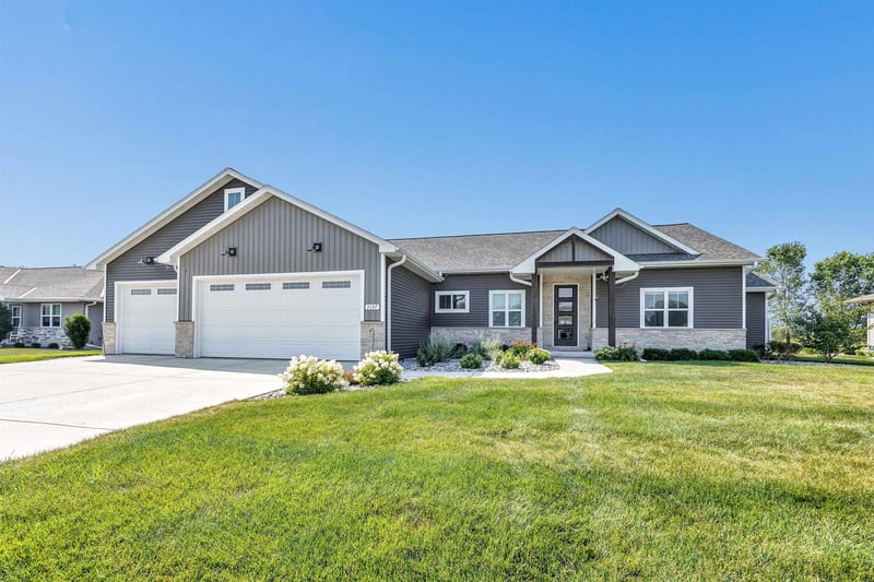 2157 Fox Point Cir, De Pere, WI 54115