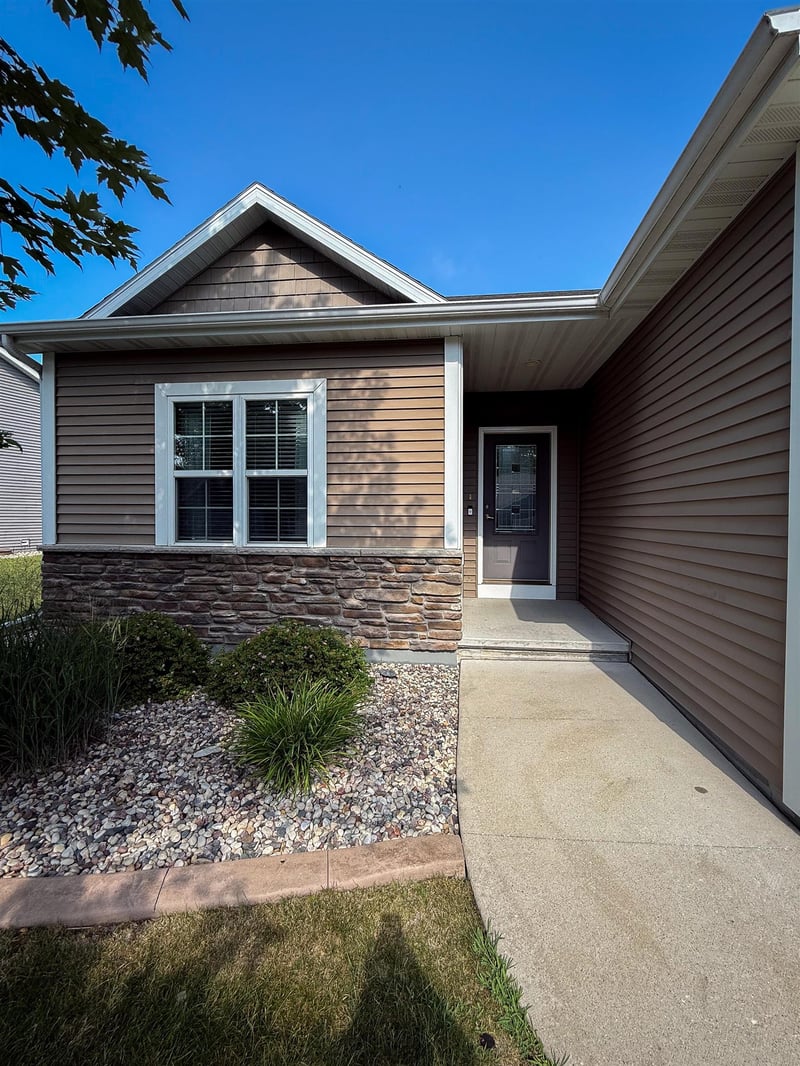 1636 Oak Hollow Ln, Neenah, WI 54956