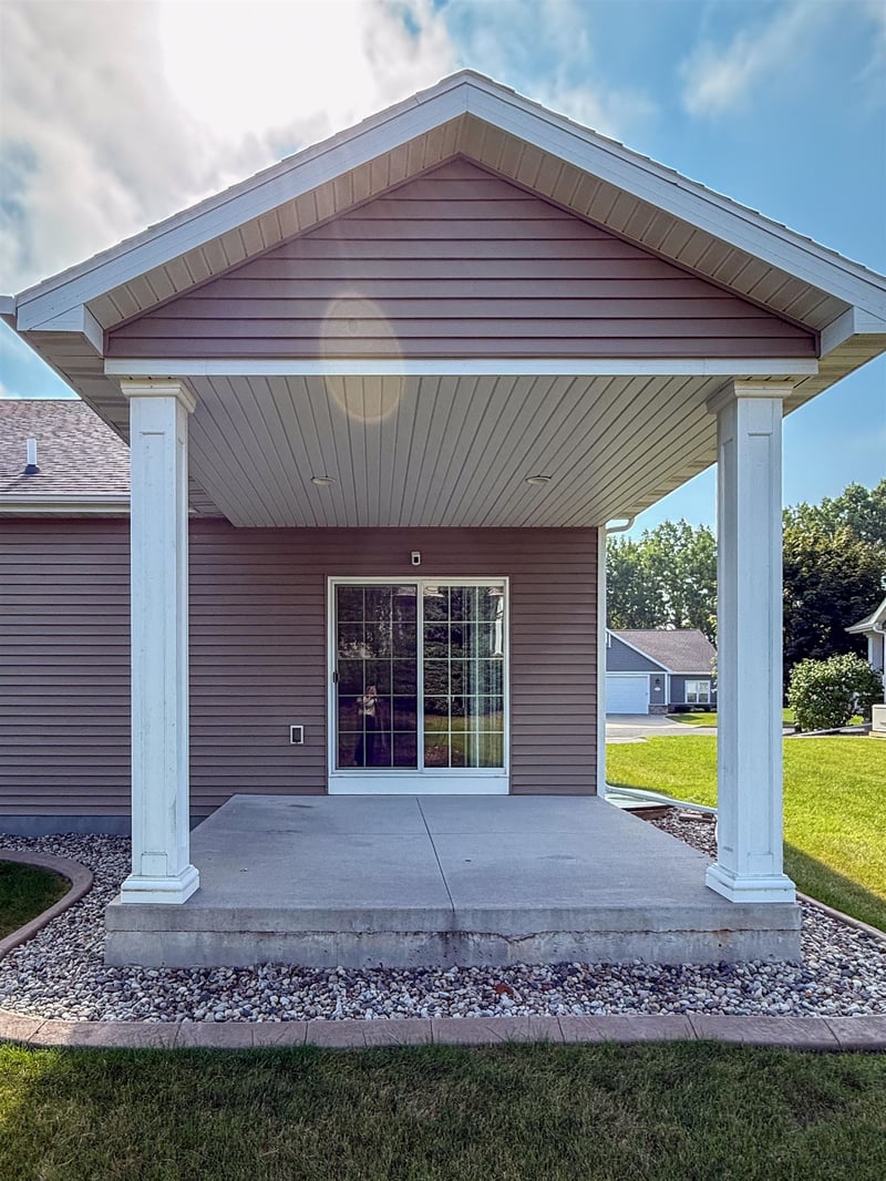 1636 Oak Hollow Ln, Neenah, WI 54956