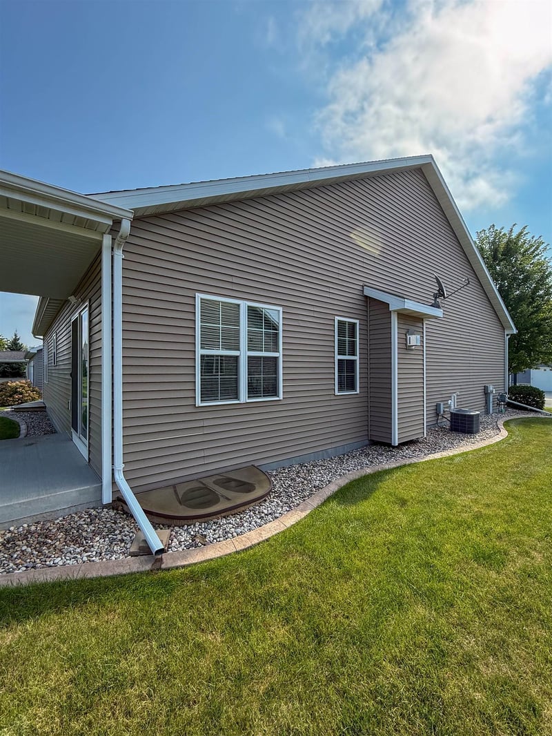 1636 Oak Hollow Ln, Neenah, WI 54956