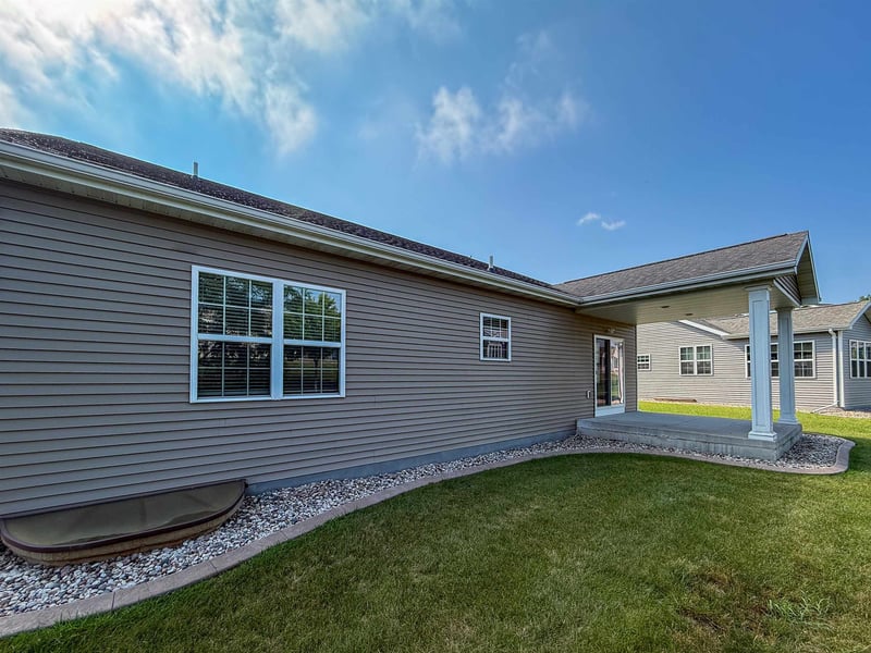1636 Oak Hollow Ln, Neenah, WI 54956