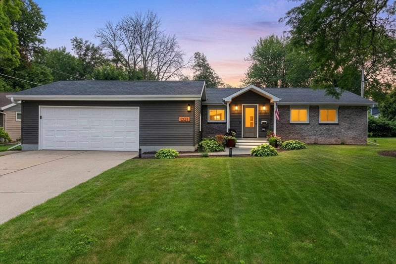 1221 Hanson Dr, Appleton, WI 54915