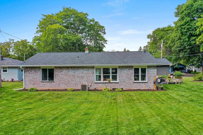 1221 Hanson Dr, Appleton, WI 54915