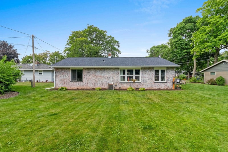 1221 Hanson Dr, Appleton, WI 54915